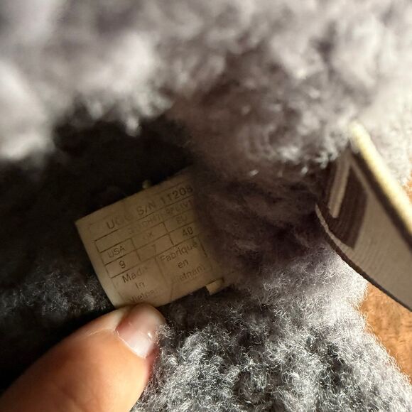 Ugg Women's Oh Fluffita Natural Sandals. - Picture 7 of 7